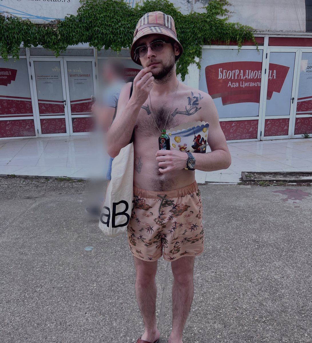 Саша в панамке на Аде